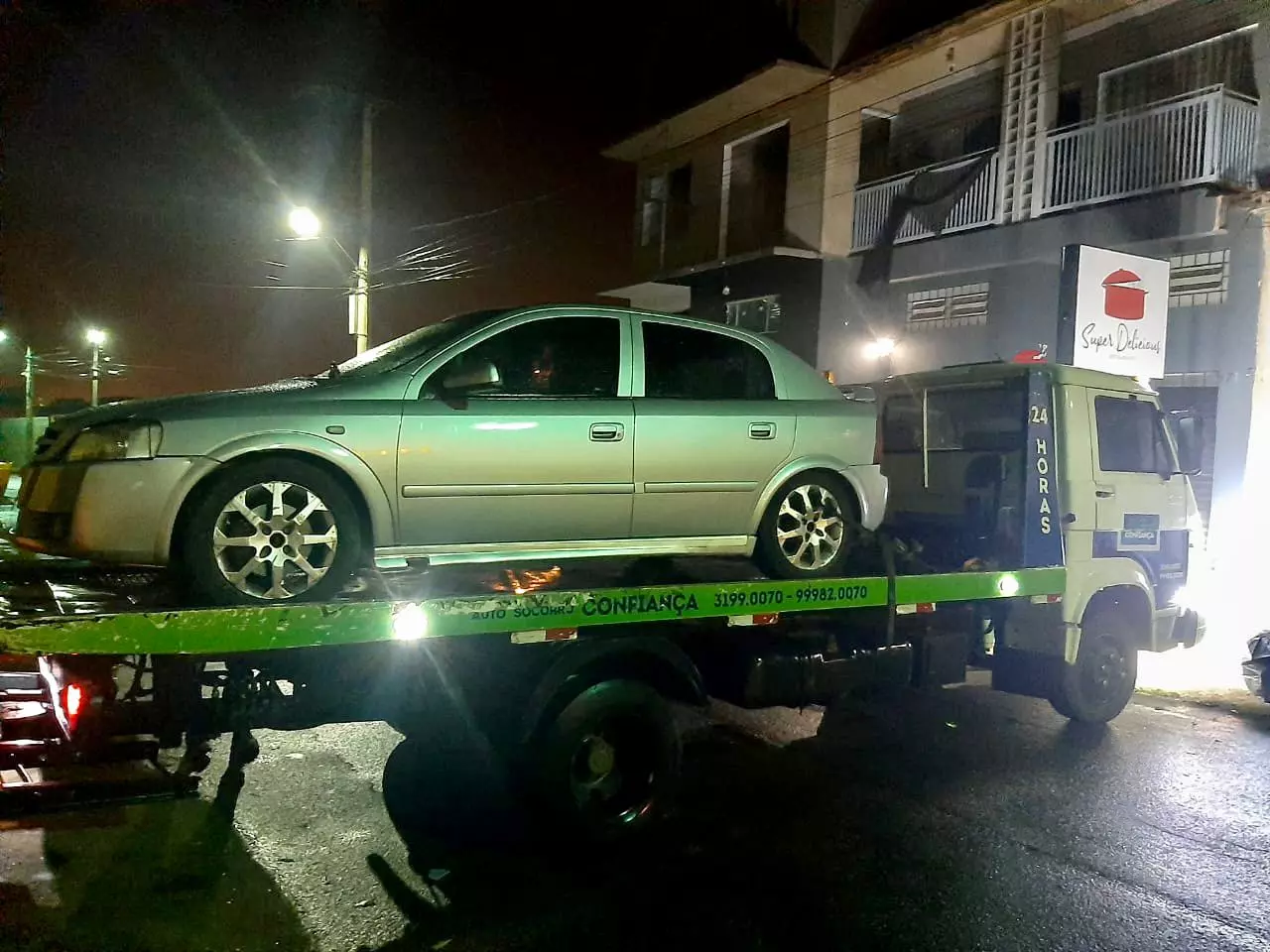 Dois homens são presos após efetuarem disparos de arma de fogo.